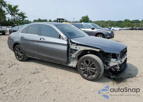 2018 Mercedes-Benz C 300 4Matic z USA, uszkodzony, nr VIN 55SWF4KB7JU247886